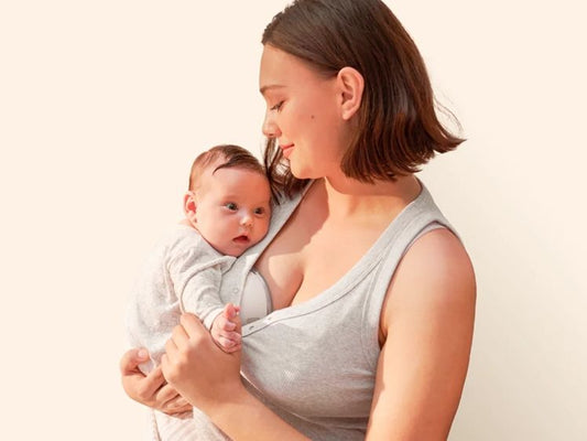 Mama korzystająca z przenośnego laktatora